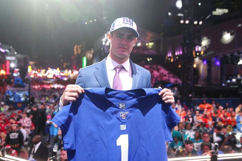 他被巨人在 他被巨人在