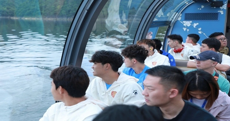 山欣赏美景, 队伍, src