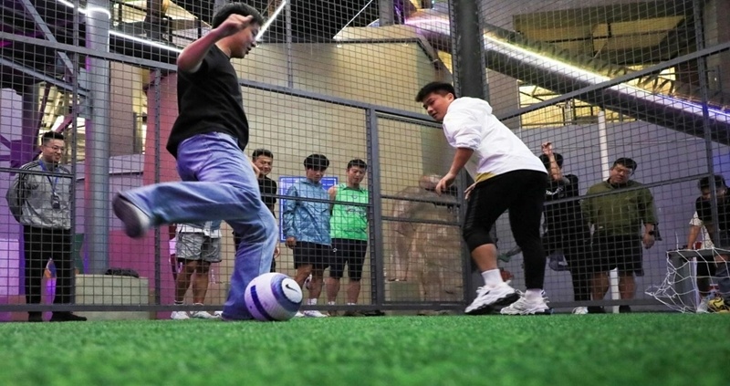 或是坐在板, 打铁花表演, 请赛的成都