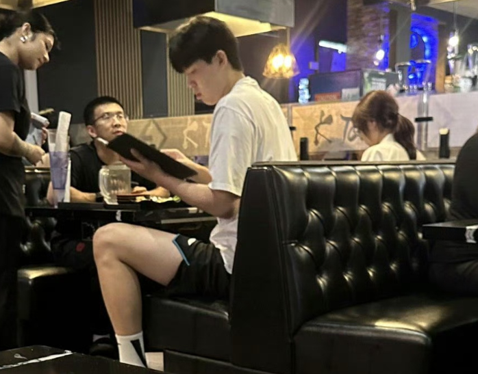 态度坚决地, EZW, 丢人 态度坚决地, EZW, 丢人